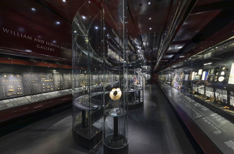 英國國立維多利亞與艾爾伯特博物館William and Judith Bollinger珠寶長廊。©Victoria and Albert Museum, London。圖／CINDY CHAO藝術珠寶提供