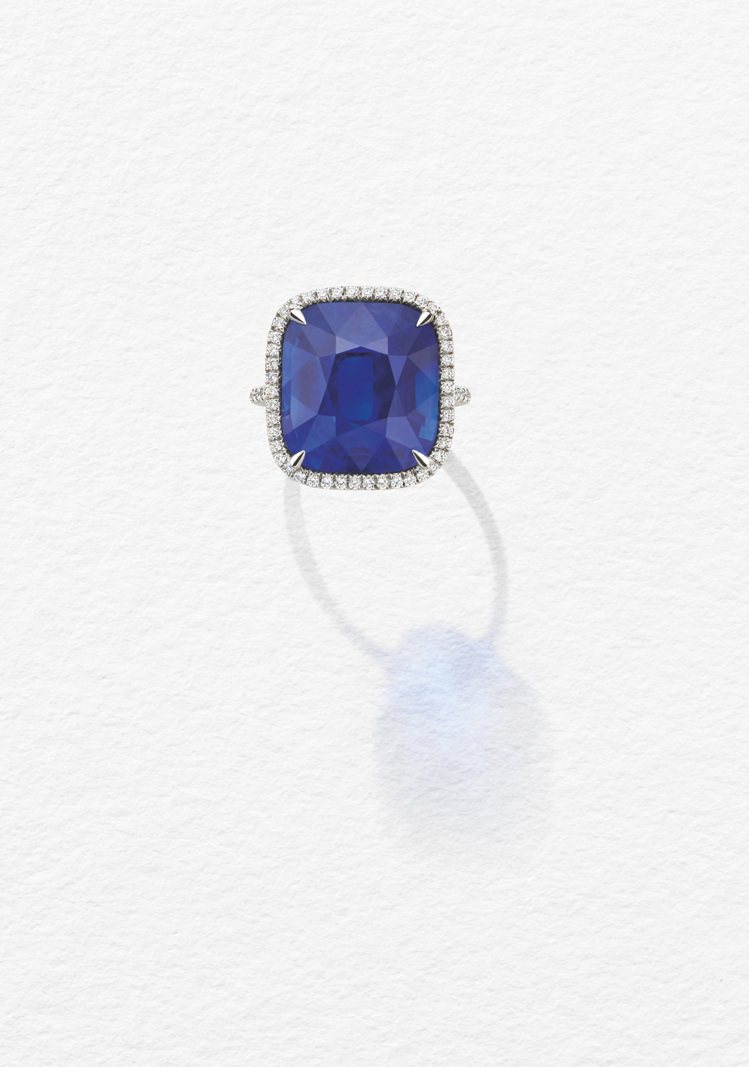 海瑞溫斯頓頂級珠寶系列藍寶石與鑽石戒指，10.08克拉枕型切工斯里蘭卡藍寶石、78顆圓形明亮式切工讚石，1,750萬元。圖 / Harry Winston提供