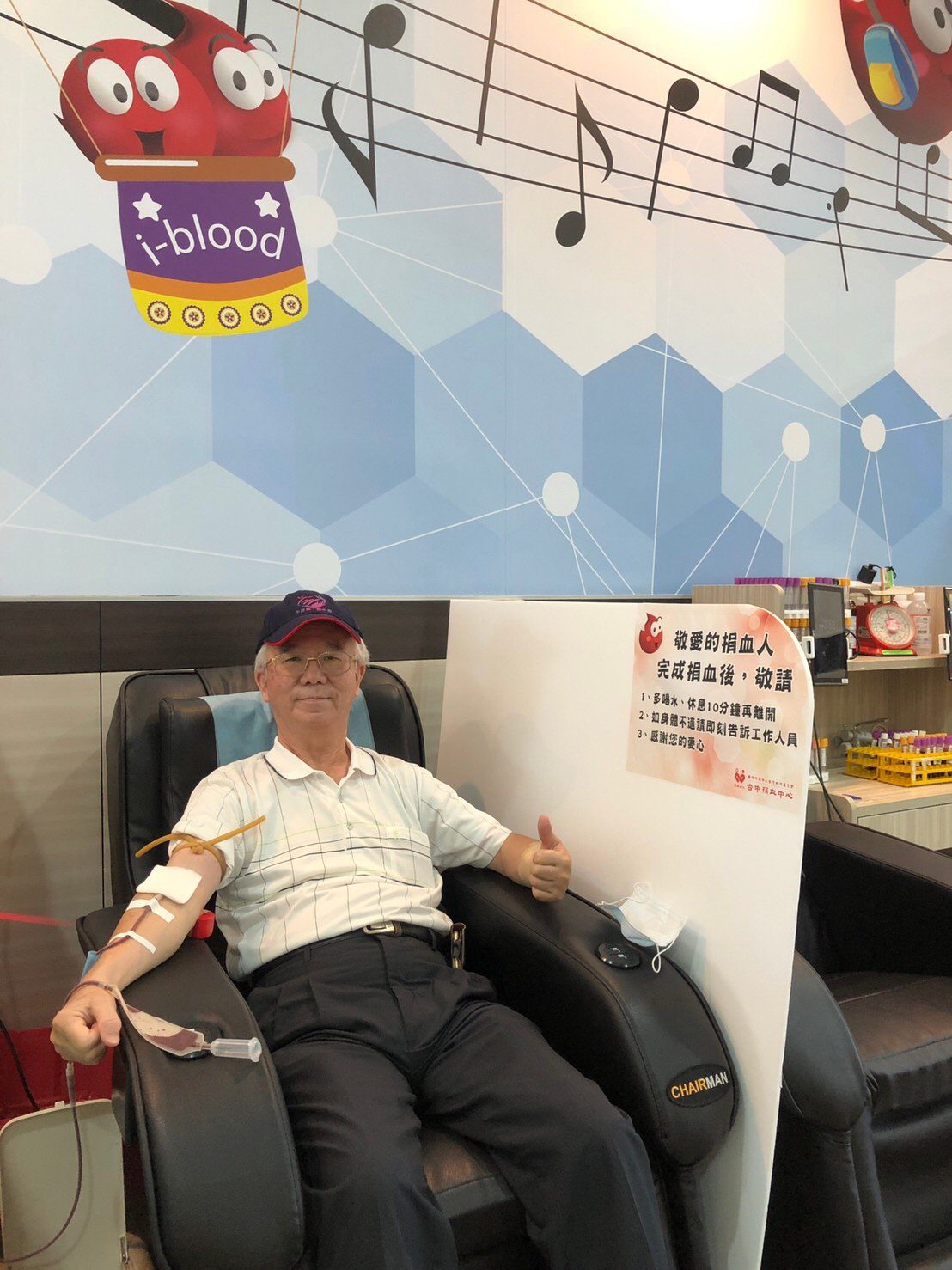 楊哲彥醫師第210次捐血留影紀念。圖／衛福部苗栗醫院提供