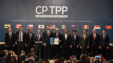 「跨太平洋夥伴全面進步協定」（CPTPP）11個會員國代表，2018年3月8日簽署協定後合影。  新華社