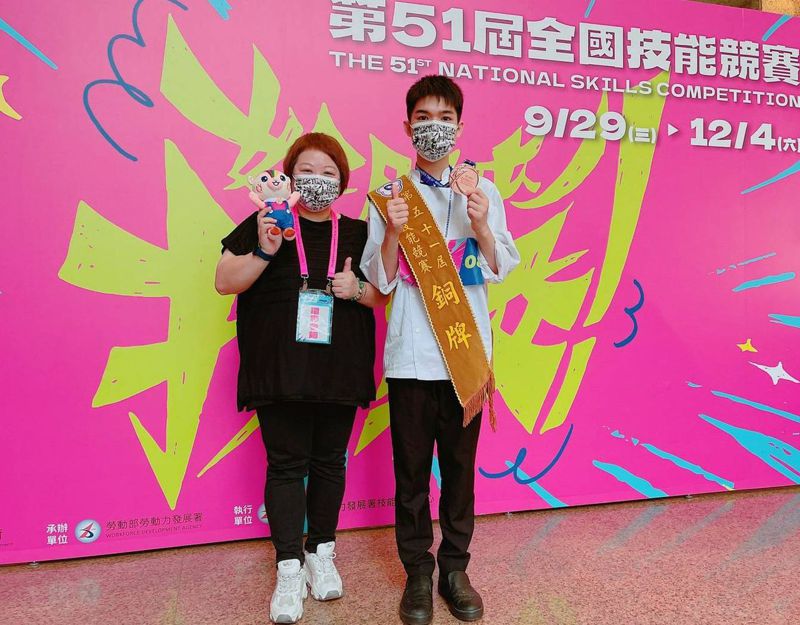 僑泰高中應屆畢業生陳俊宇（右）拿到全國技能競賽中餐烹飪銅牌。圖／僑泰高中提供
