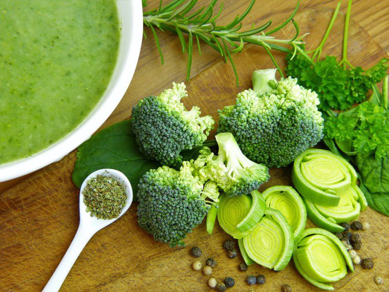 攝取各種蔬果對健康大有益處，其中綠色蔬菜對免疫力特別有幫助。圖/pixabay
