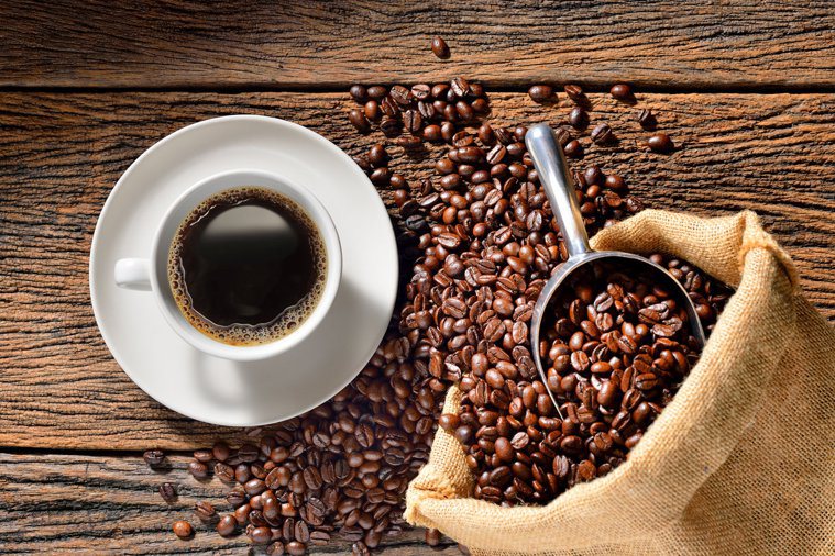 咖啡有益健康，但過多咖啡因會干擾睡眠，降低免疫力。圖/123RF