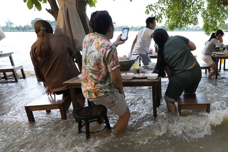 「Chaopraya Antique Café」一个招牌特色是老板口中的「火锅冲浪」，即每15分钟就有一艘客船经过，带起的波浪打向餐厅所在河岸，食客们一边拿手机拍照，一边兴高采烈地忙着躲避。 美联社(photo:UDN)