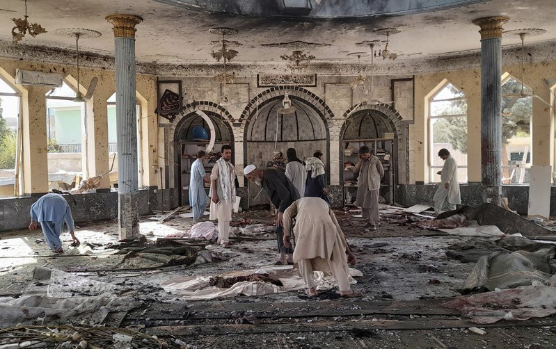 阿富汗北部昆都士省一座什葉派社區常使用的清真寺在8日的周五午禱時發生爆炸，傳出至少100人死亡，清真寺也遭到嚴重破壞。美聯社