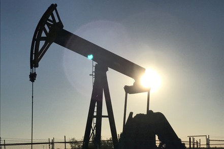 西德州原油期貨8日盤中一度觸及每桶80美元大關，為2014年11月來首見。路透
