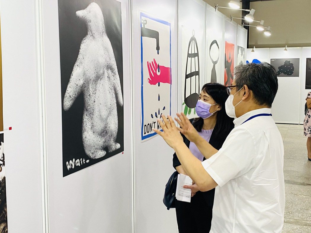 經濟部商業司司長蘇文玲(左)，觀摩2021臺灣國際平面設計獎參賽作品。