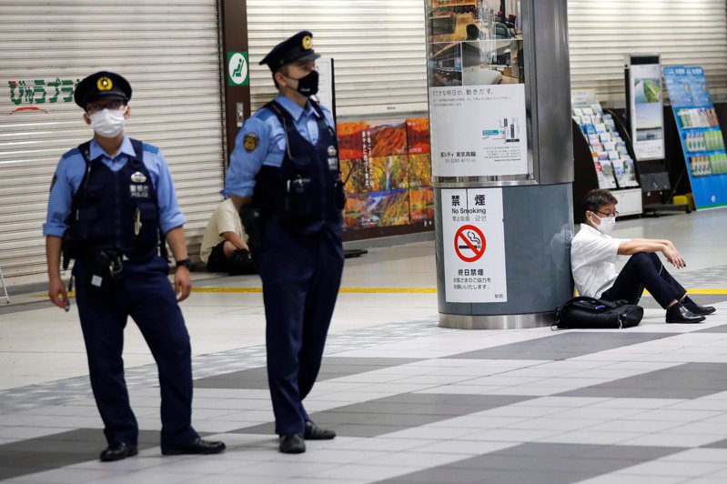 日本包括東京都在內的首都圈7日晚間遭受強震侵襲，JR電車停駛，許多民眾有家難歸。 路透社