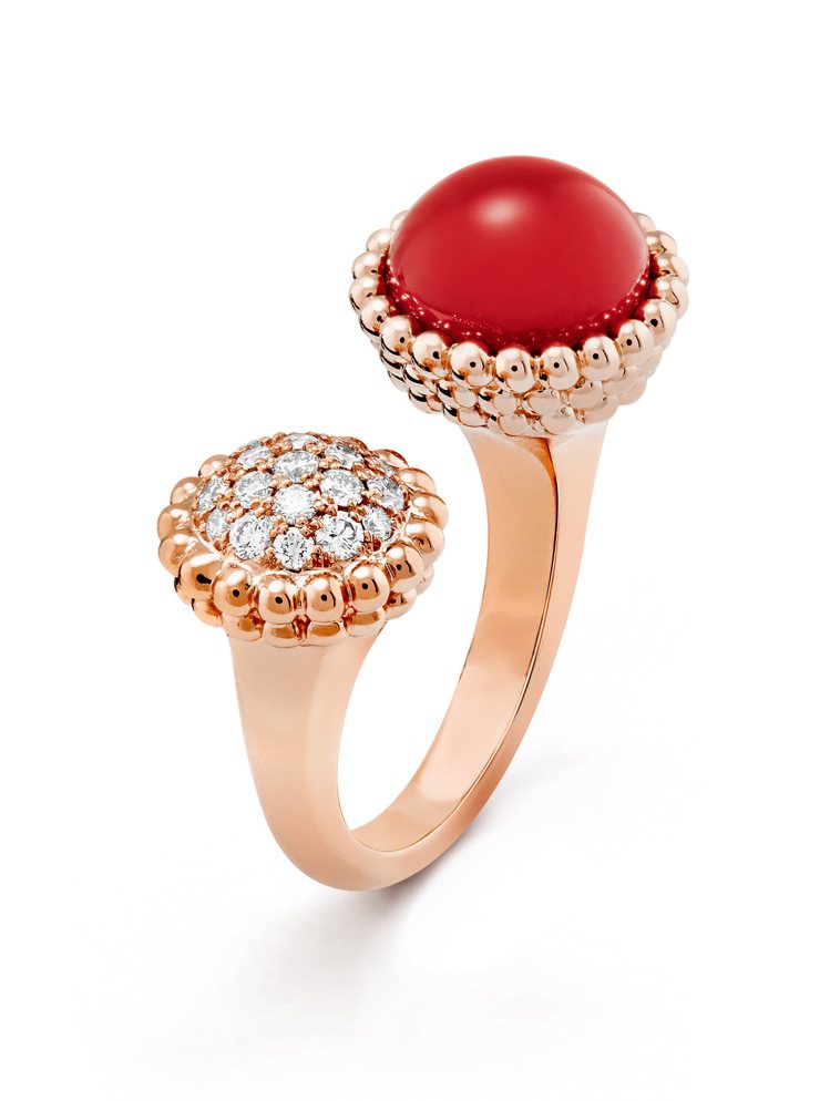 梵克雅寶Perlée couleurs指間戒，玫瑰金、紅玉髓、鑽石，約22萬7,000元。圖 / 梵克雅寶提供