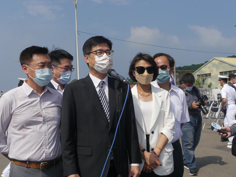 高雄市長陳其邁（左二）支持中央調整基本工資，盼政策照顧更多青年朋友。記者徐白櫻／攝影