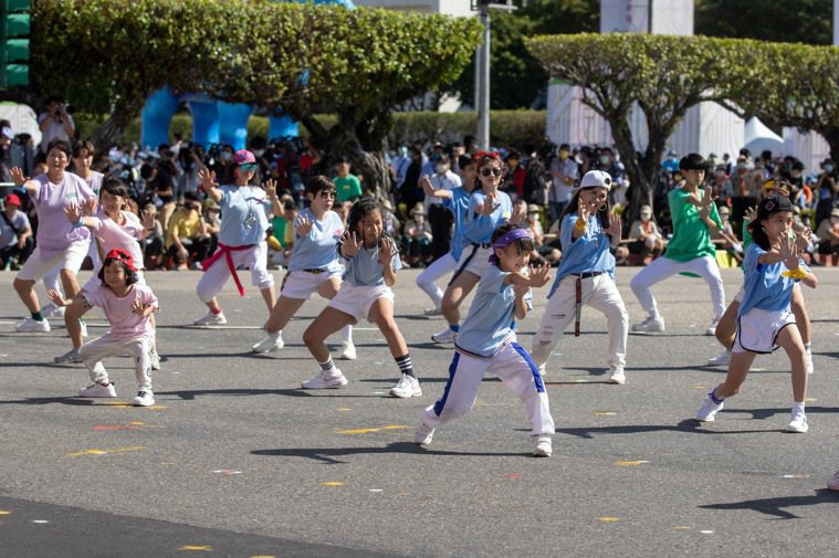 雙十國慶活動上午在總統府前舉行，TBC舞團的街舞表演。記者季相儒／攝影 季相儒