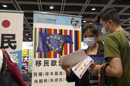 因2019年的反送中運動，以及北京隨之而來推出港版國安法並強調對香港落實「全面管治權」後，香港再度掀起新一波移民潮。 路透社