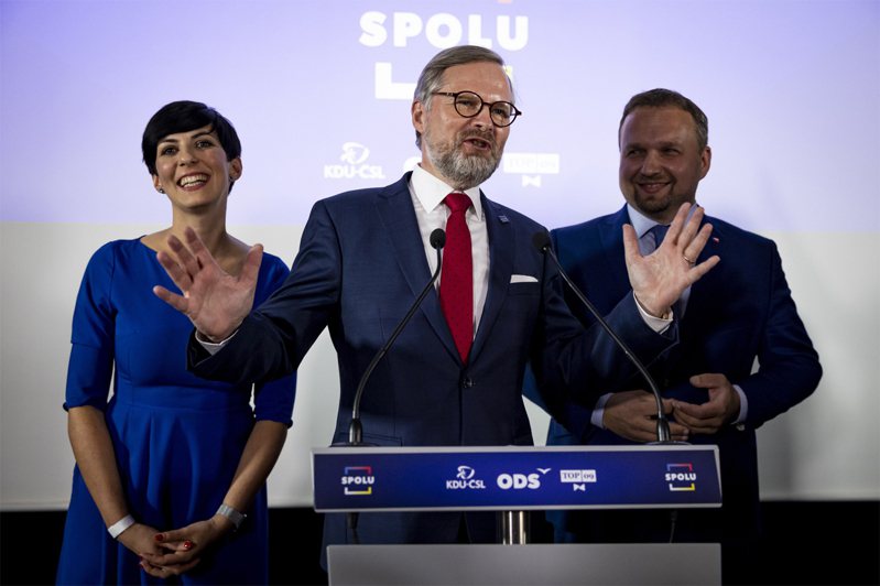 捷克反對黨聯盟贏得多數席位。人民民主黨黨魁費亞拉（中）有望取代現任總理巴比斯，成為捷克的下一任總理。歐新社
