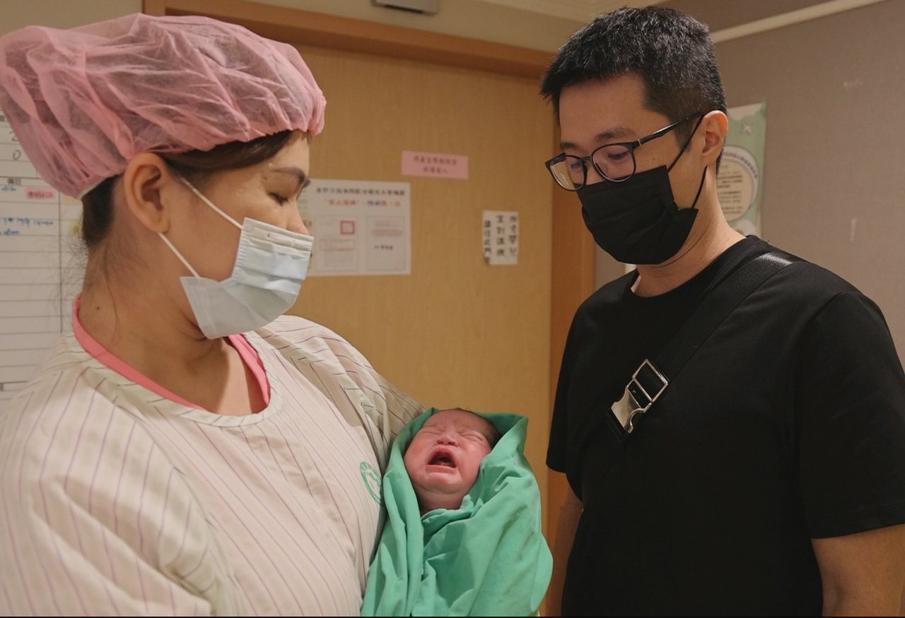 台中市茂盛醫院一大早喜迎國慶寶寶的誕生。圖／茂盛醫院提供