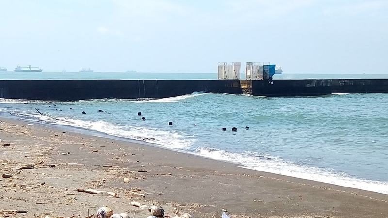 國慶焰火的發射筒遭浪打落，疑被海浪沖上鄰近沙灘。圖／許姓網友提供