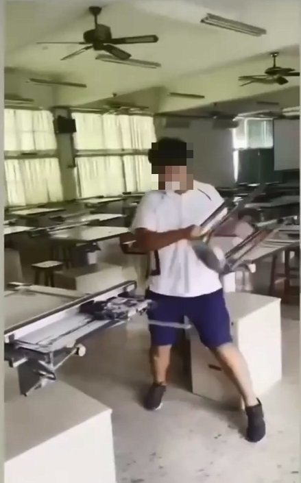 嘉義某間高中學生涉猛砸製圖桌。記者林伯驊／翻攝