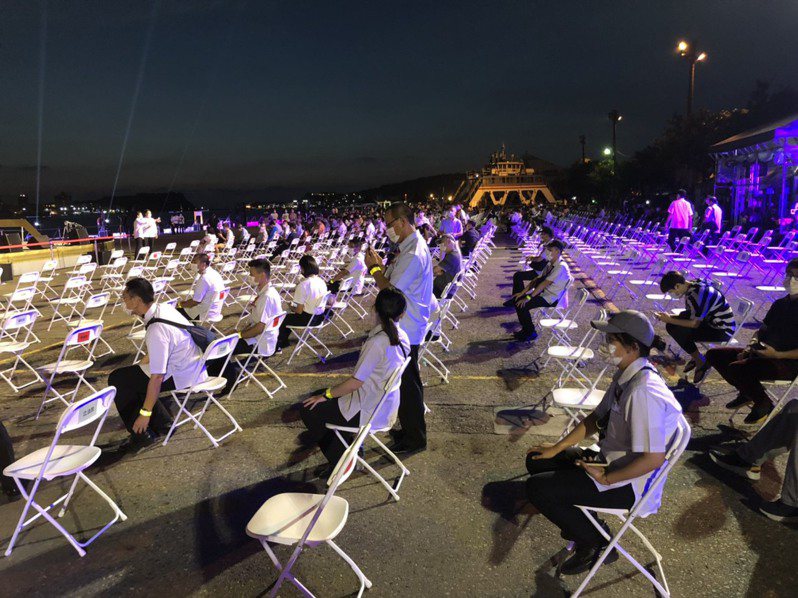 國慶焰火蓬萊商港主舞台觀賞區在晚上6點後陸續有貴賓入座。記者林巧璉／攝影