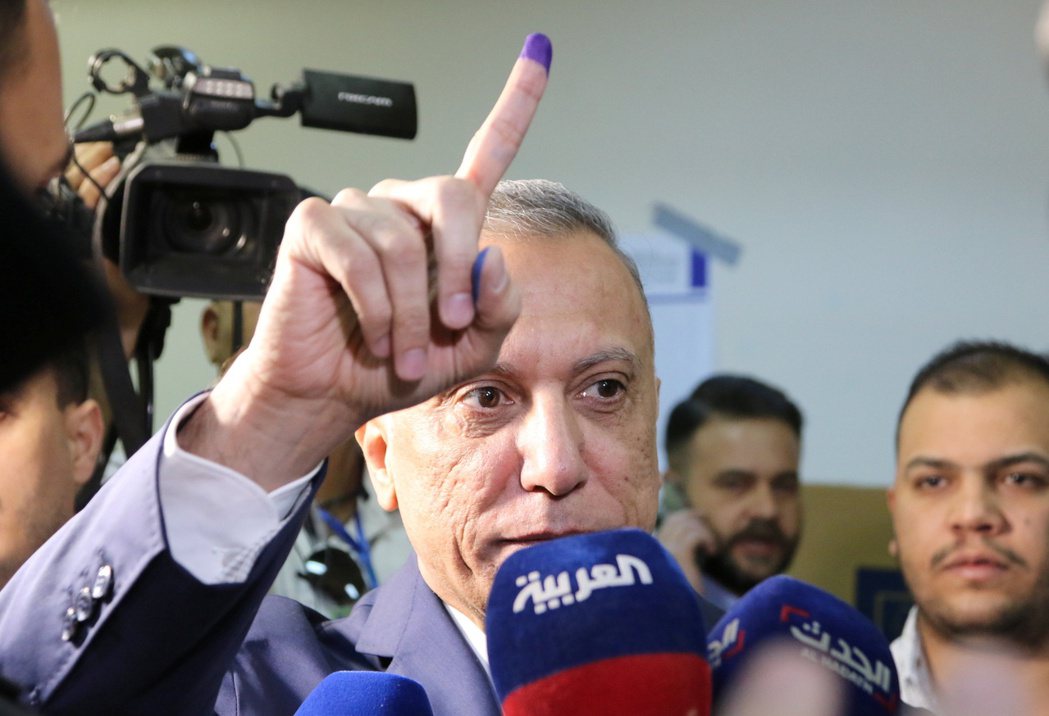 伊拉克總理哈德米10日在巴格達綠區投票後，秀出沾有墨水的手指，顯示自己投過票。（...