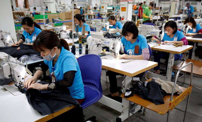 圖為越南一家成衣工廠。路透