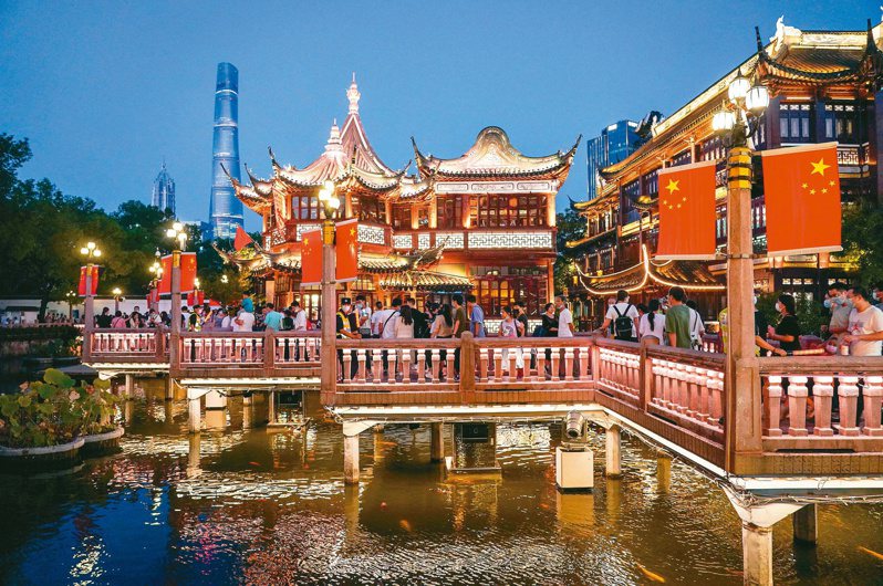十一長假，民眾在上海豫園九曲橋遊玩。（新華社）