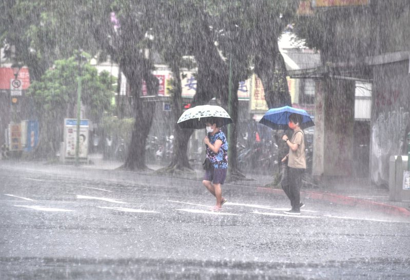 受颱風影響，北部、東北部、東部地區風雨逐漸加劇。圖／中央社