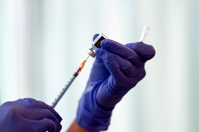 日本一對50多歲的夫婦前往醫院欲接種流感疫苗，結果醫師誤為兩人施打COVID-19疫苗。圖／路透社