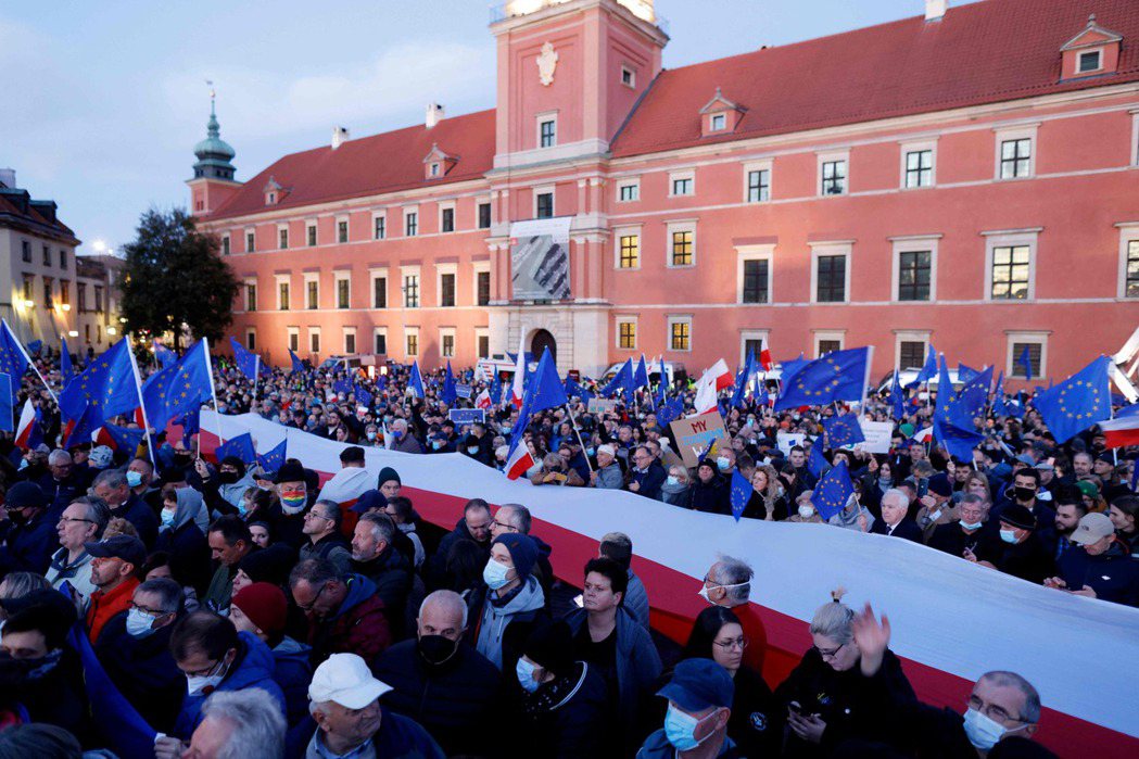 約有10萬名波蘭民眾10日在華沙中央廣場集會，他們揮舞歐盟旗幟，反對波蘭脫離歐盟...