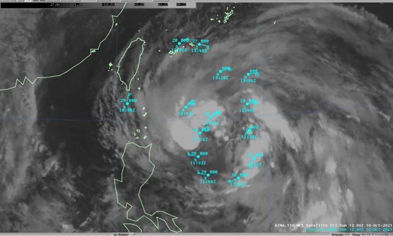 中央氣象局昨晚針對圓規颱風執行追風計畫，上修了颱風的暴風半徑。圖／中央氣象局提供