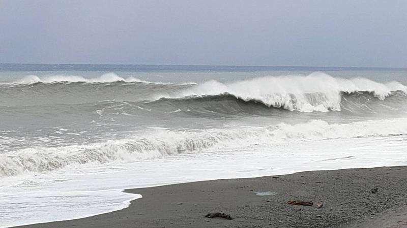 圓規颱風外圍環流影響台灣，台東沿海地區今天早上出現3公尺長浪。記者尤聰光／攝影
