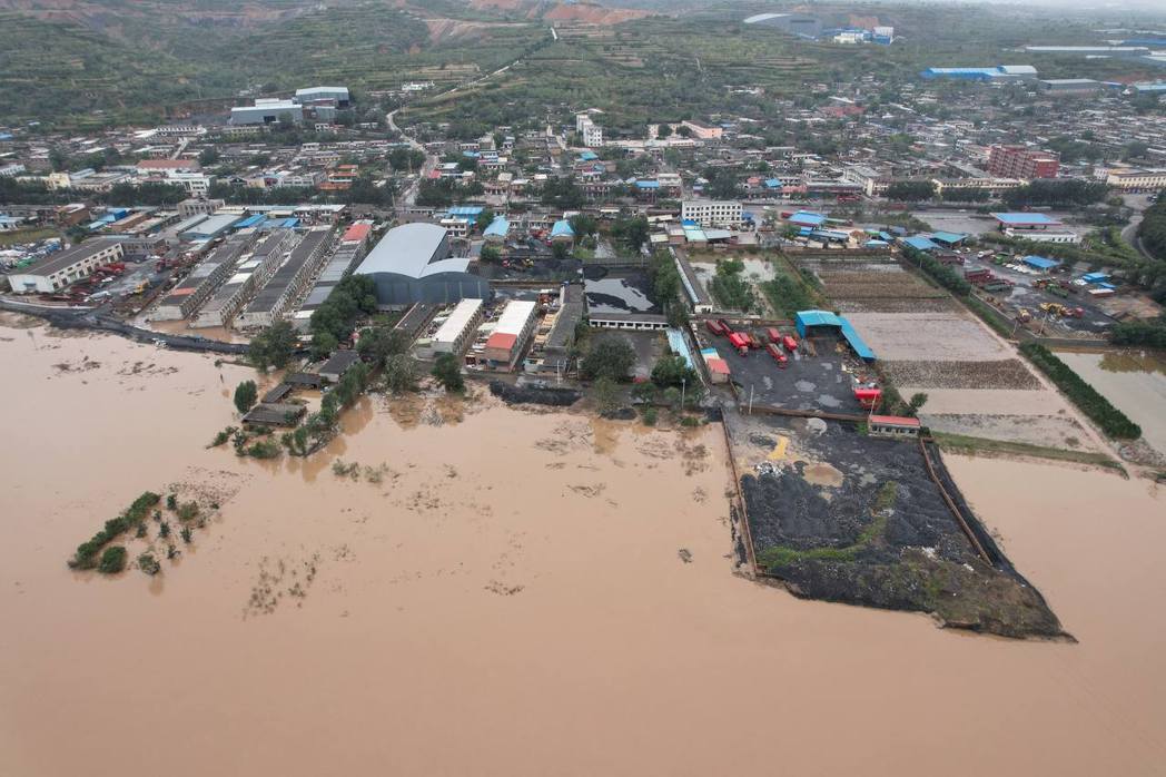 10月10日，山西省介休市義棠鎮汾河沿岸部分民房遭遇水災。（中新社）