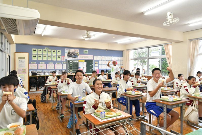 台南市政府推動農業外交，日本學校營養午餐吃得到麻豆文旦。圖 ／農業局提供