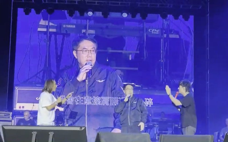 台南市長黃偉哲昨天晚上在演唱會與動力火車合唱。記者修瑞瑩／翻攝