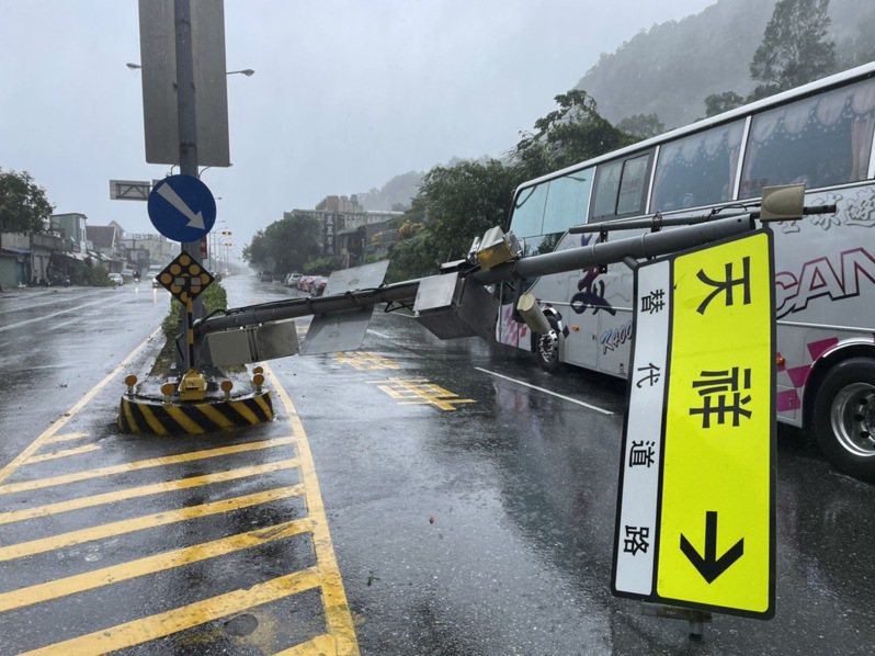 圓規颱風來襲，太魯閣閣口路標被吹倒在地。圖／新城警分局提供