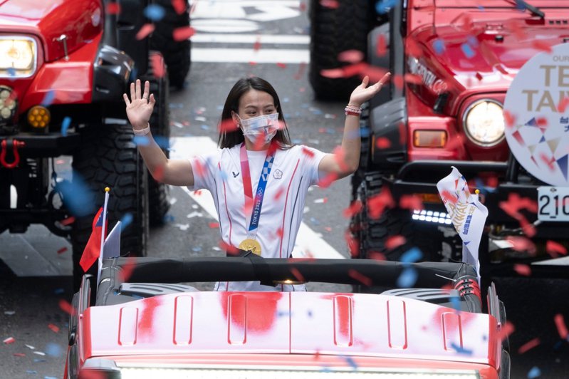 我國東京奧運選手郭婞淳參加國慶車隊遊行。本報資料照片