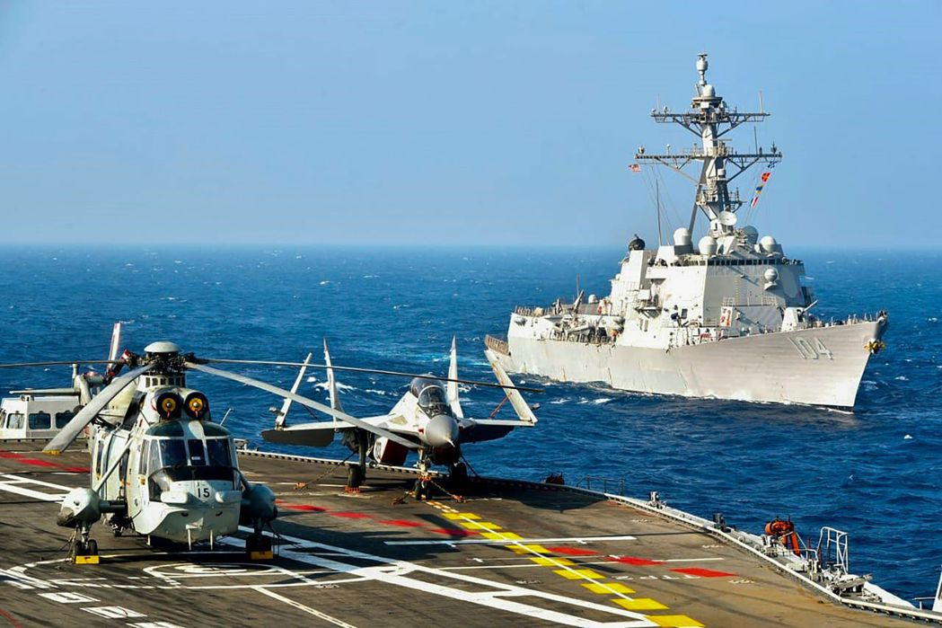 美日印澳去年11月17日在北阿拉伯海展開第二階段海軍戰略演習，一架戰機和直升機停...