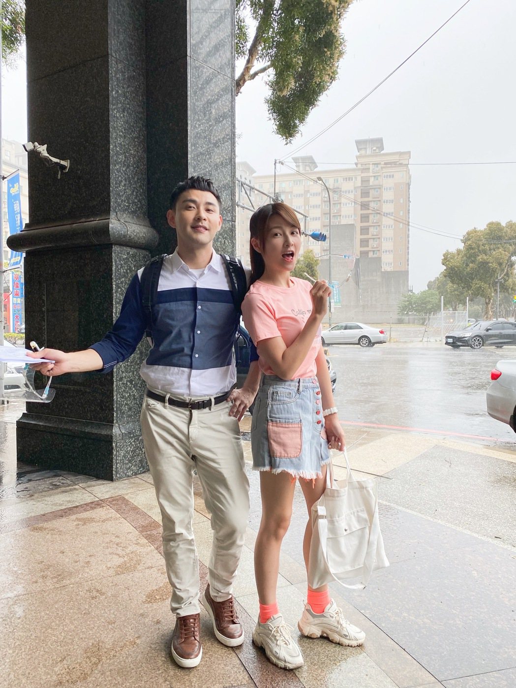 潘柏希（左）、謝京穎颱風天出外景，鞋子被強風暴雨淋濕。圖／民視提供