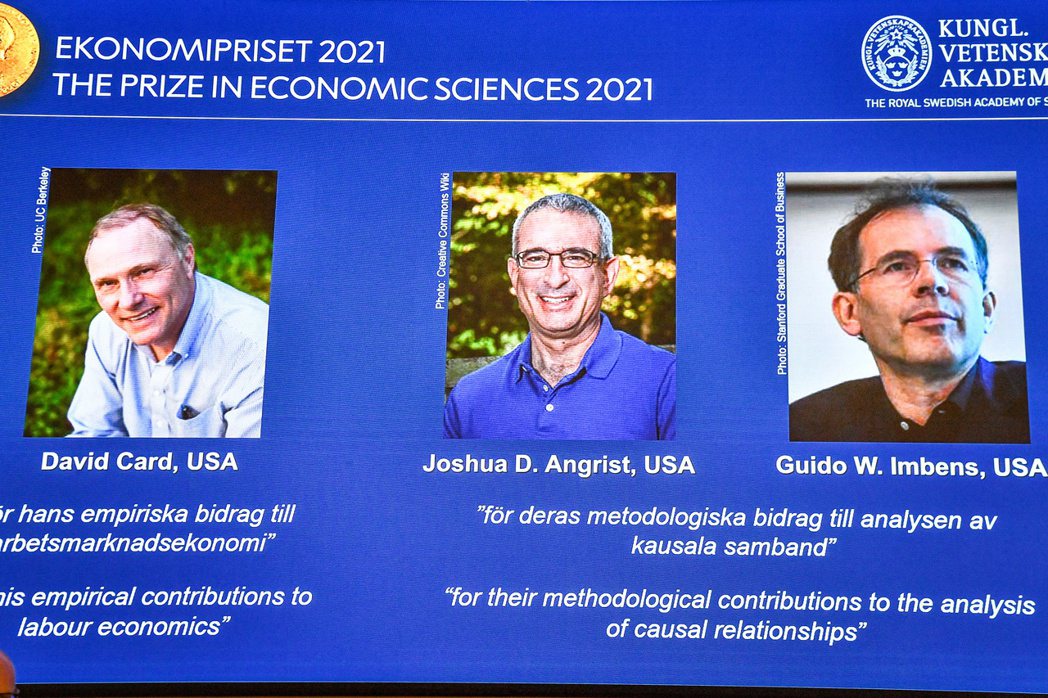 諾貝爾經濟學獎11日揭曉，由3位美國學者共享，卡德（左）獲得一半獎金；安格里斯特...