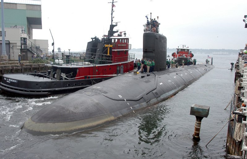 美國聯邦調查局宣布破獲間諜案，海軍一名工程師和妻子涉嫌出售核潛艦機密資料。圖為核動力潛艦維吉尼亞號停泊在康乃狄克州的船塢。（美聯社）