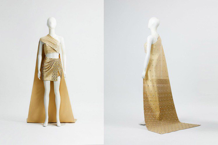 泰國時尚品牌asava為Lisa量身打造的金色傳統服飾。圖／摘自instagram