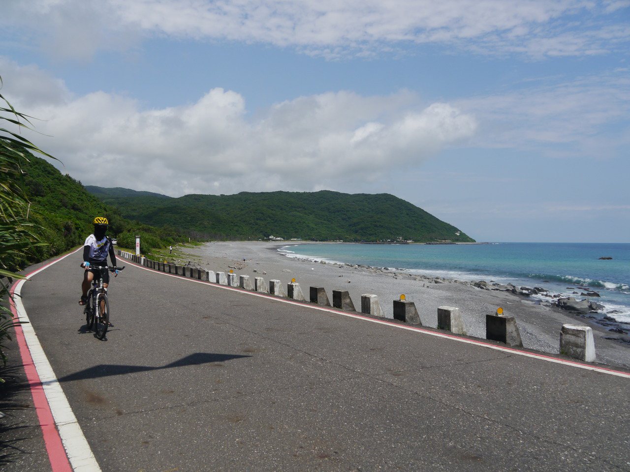 騎單車徜徉海岸公路，一邊是蔥鬱山頭，一邊是太平洋。 圖／徐白櫻 攝影