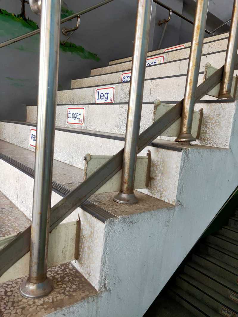 有網友好奇樓梯扶手下方為何要裝「擋片」，貼文一出就有熟悉法規的人提出解釋。 圖／翻攝自「爆廢公社二館」