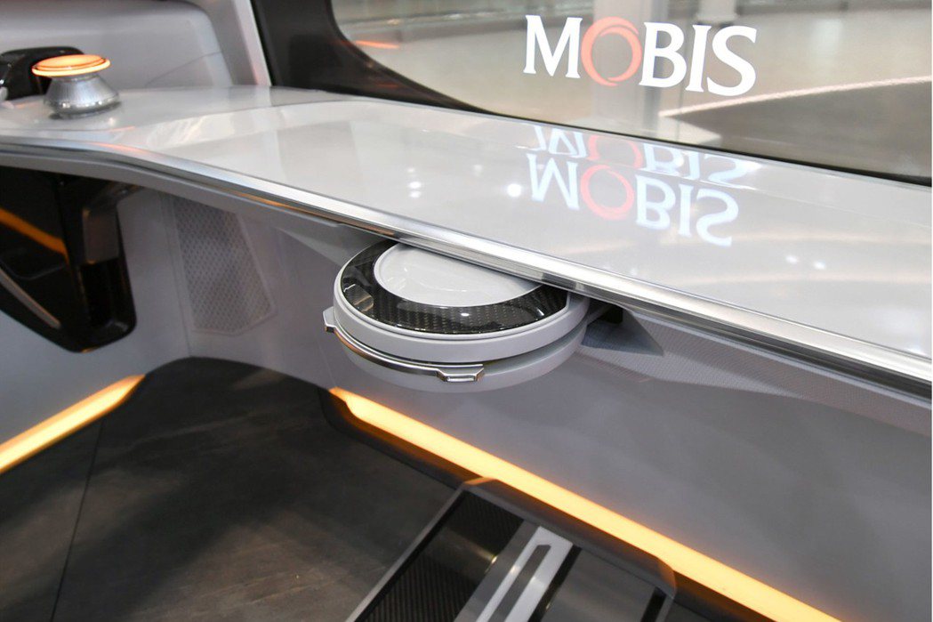 現代摩比斯可收折方向盤系統收折後的樣貌。 摘自Hyundai Mobis