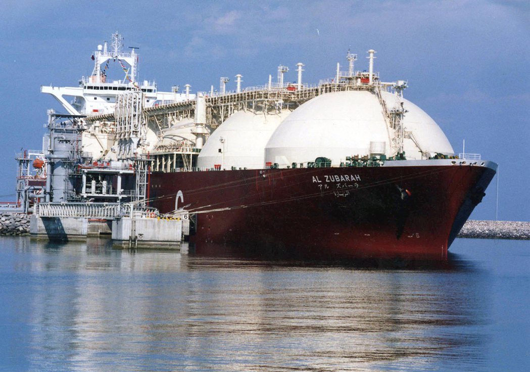 一艘運輸液化天然氣（LNG）船隻在卡達北方Raslaffans港口裝填LNG。 ...
