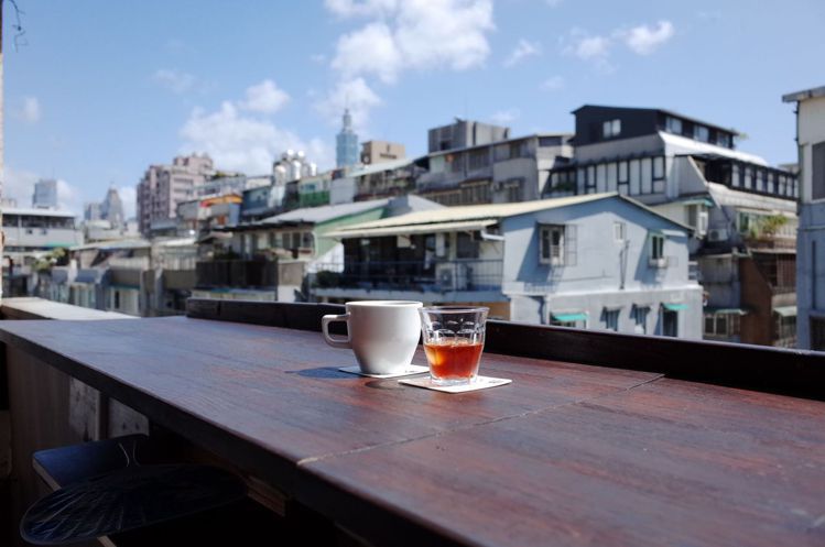 採全預約制的黑山咖啡位於台北東區巷弄公寓頂樓陽台，看得到台北101。圖／黑山咖啡...