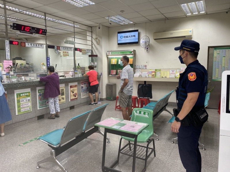 振興五倍劵今天開領，台南市警五分局警員在北區西華郵局維持秩序。記者黃宣翰／翻攝