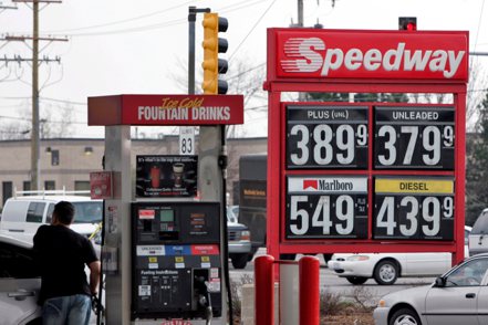 美國伊利諾州一處加油站，牌價顯示油價大漲。路透