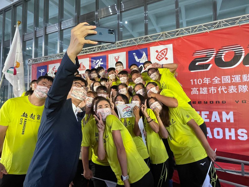 高雄市長陳其邁與全運會高雄市代表隊選手們開心自拍。記者徐如宜／攝影