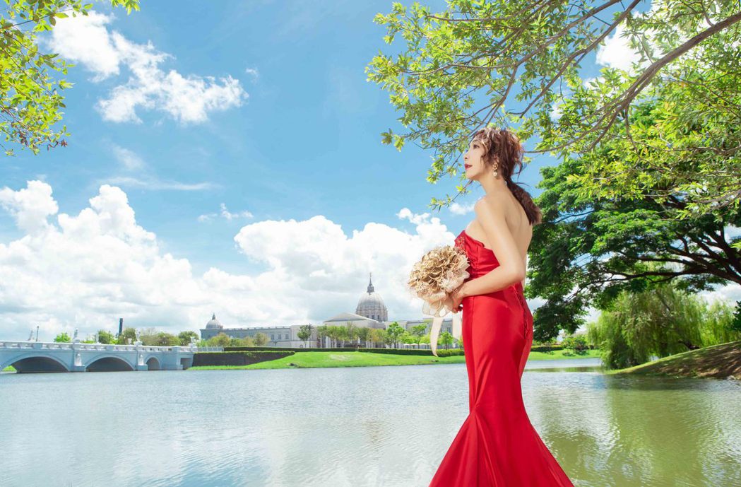 李宓南下台南拍攝婚紗照，辣露美背。圖／法國巴黎、法國巨星提供
