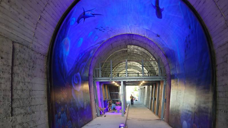 蘇東隧道變身自行車道，牆面增添海洋3D彩繪及投射燈，預計10月底正式啟用。圖／蘇澳鎮公所