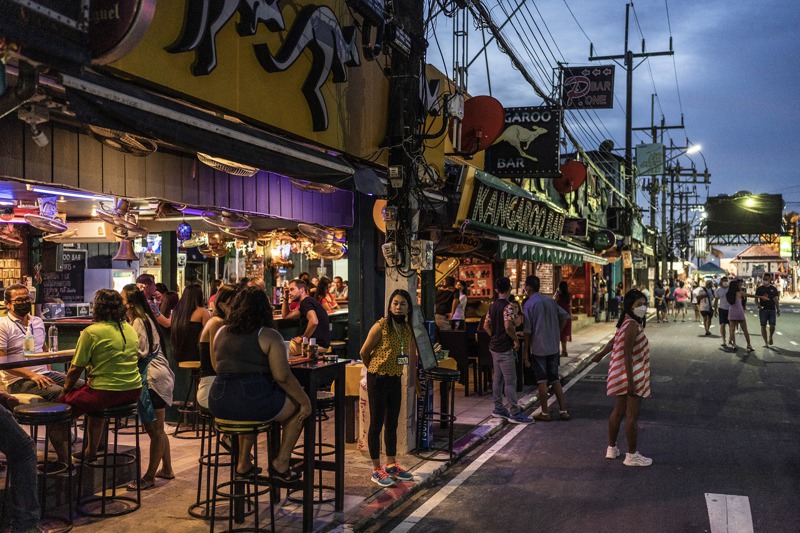 泰國普吉島民眾1日聚集在一間酒吧用餐。紐約時報